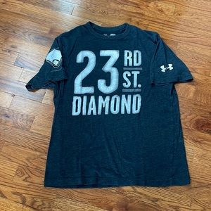 Mens Under ARMOUR Baseball Tshirt Medium EUC Gray MAKE AN OFFER Loose Fit shirt